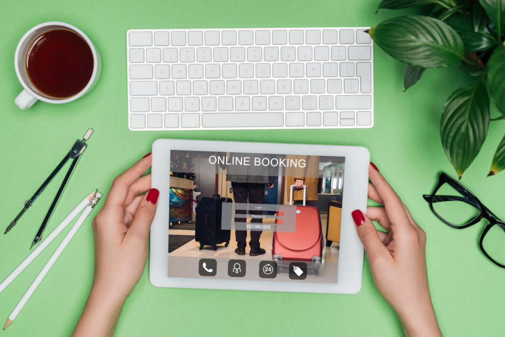 Photo d'une femme tenant une tablette pour prendre rendez-vous en ligne
