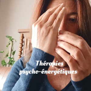 Photo de la psycho-énergéticienne pratiquant une séance de thérapie psycho-énergétique
