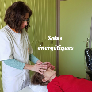Photo de la thérapeute psycho-énergéticienne pendant une séance de soins énergétiques